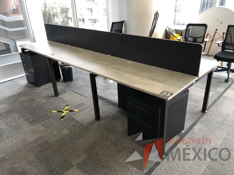 Lote 003 - Estación de trabajo para 6 personas con divisiones y orificios para cable
