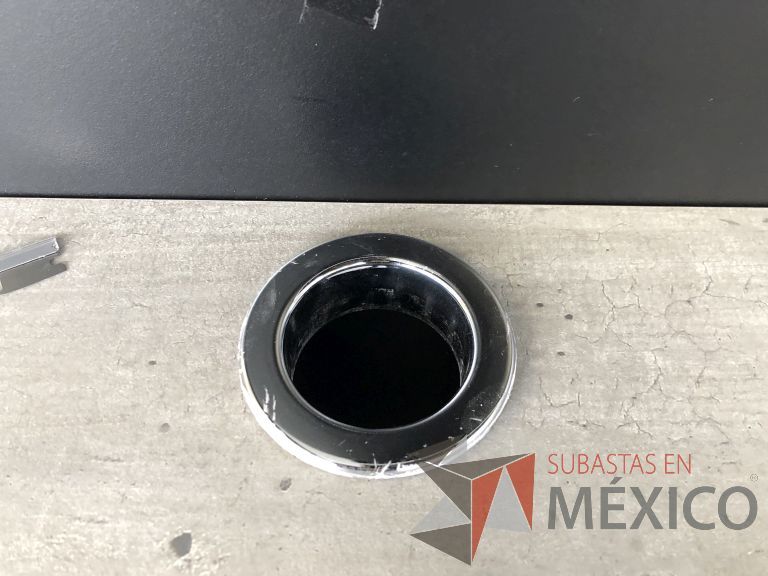 Lote 003 - Estación de trabajo para 6 personas con divisiones y orificios para cable - Imagen 3