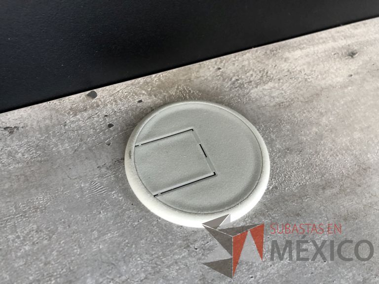 Lote 003 - Estación de trabajo para 6 personas con divisiones y orificios para cable - Imagen 4