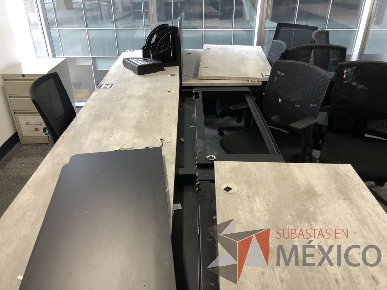 Lote 003 - Estación de trabajo para 6 personas con divisiones y orificios para cable - Imagen 16
