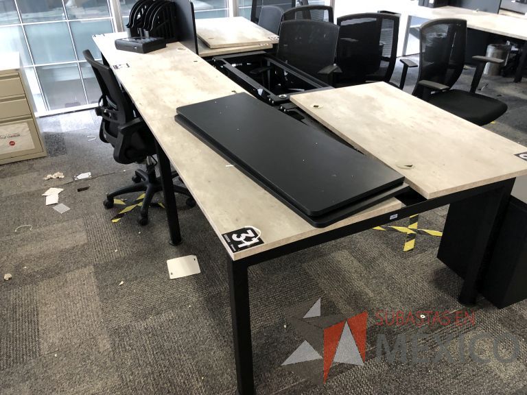 Lote 003 - Estación de trabajo para 6 personas con divisiones y orificios para cable - Imagen 11