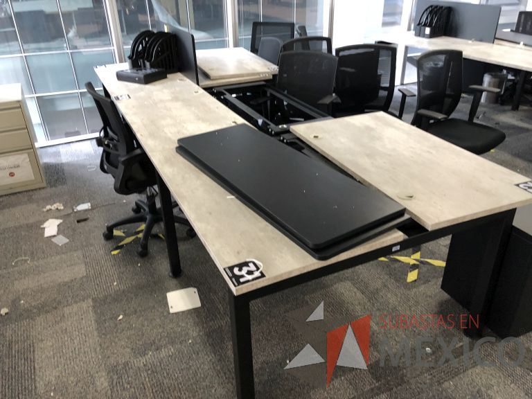Lote 003 - Estación de trabajo para 6 personas con divisiones y orificios para cable - Imagen 12