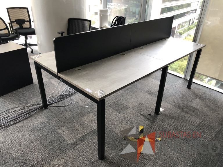 Lote 014 - Estación de trabajo para 4 personas con divisiones y orificios para cables