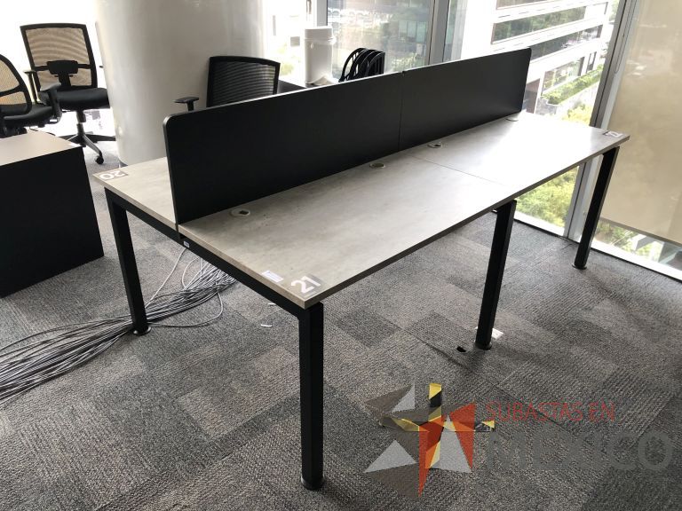 Lote 014 - Estación de trabajo para 4 personas con divisiones y orificios para cables - Imagen 5