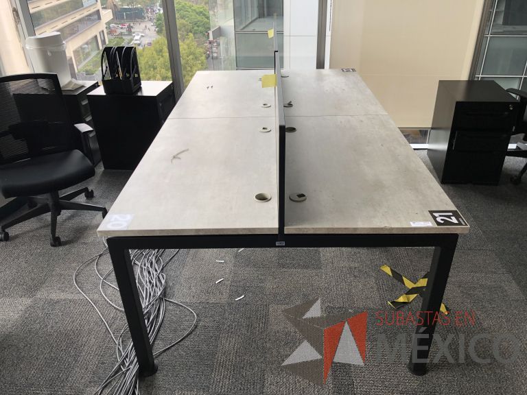 Lote 014 - Estación de trabajo para 4 personas con divisiones y orificios para cables - Imagen 13