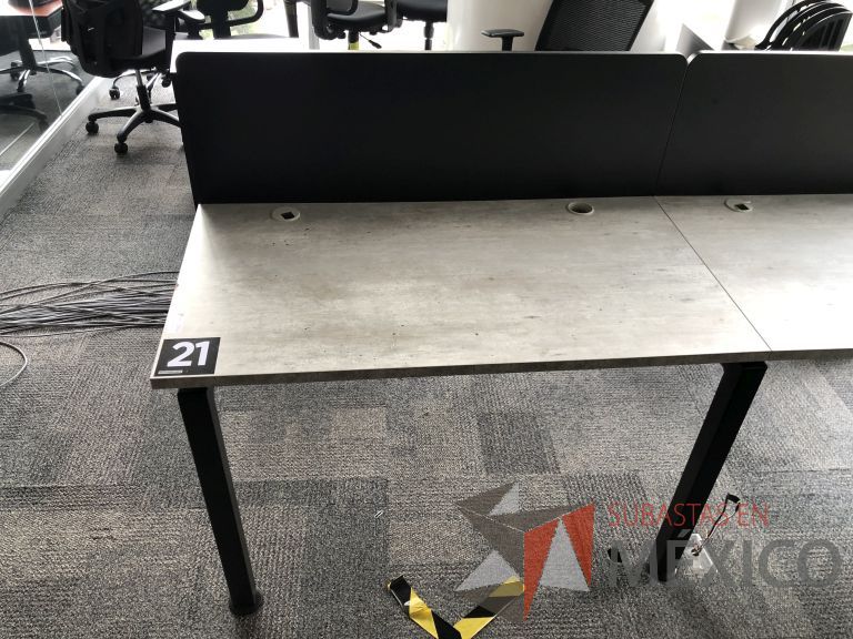 Lote 014 - Estación de trabajo para 4 personas con divisiones y orificios para cables - Imagen 9