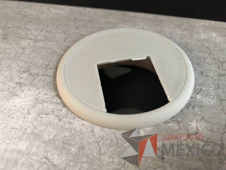Lote 014 - Estación de trabajo para 4 personas con divisiones y orificios para cables - Imagen 10