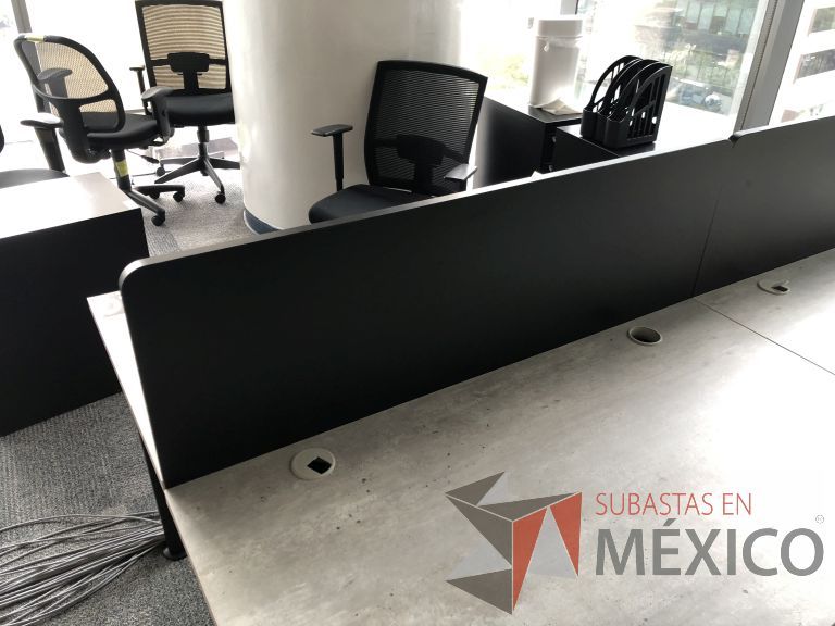 Lote 014 - Estación de trabajo para 4 personas con divisiones y orificios para cables - Imagen 3
