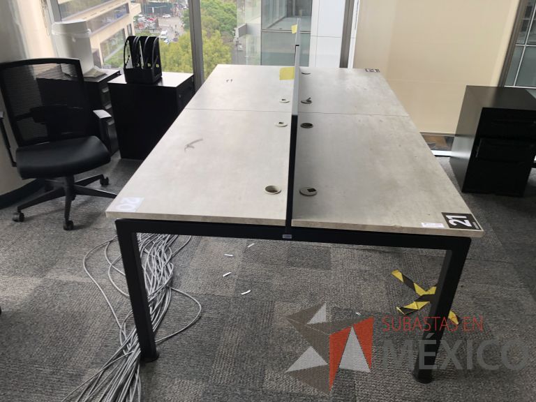 Lote 014 - Estación de trabajo para 4 personas con divisiones y orificios para cables - Imagen 4