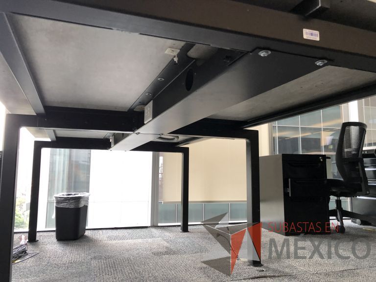 Lote 014 - Estación de trabajo para 4 personas con divisiones y orificios para cables - Imagen 2