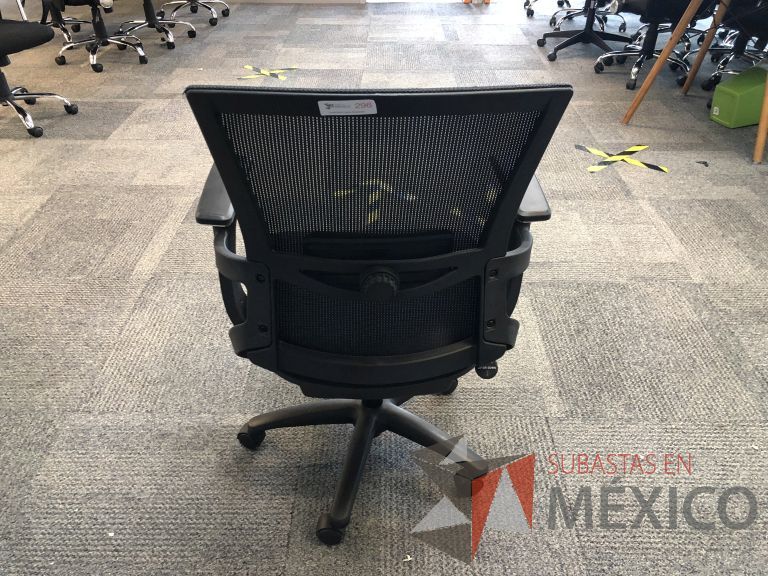 Lote 037 - Silla ejecutiva negra con descansabrazos, respaldo en malla y ruedas - Imagen 3
