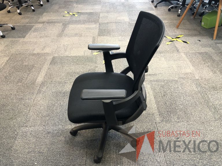 Lote 248 - 5 Sillas ejecutivas con ruedas, descansabrazos, respaldo en malla y asiento en tela color negro - Imagen 5