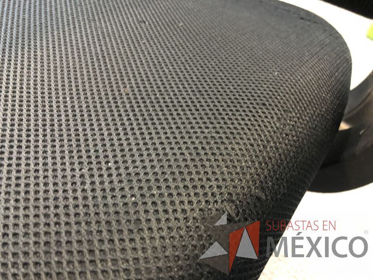 Lote 248 - 5 Sillas ejecutivas con ruedas, descansabrazos, respaldo en malla y asiento en tela color negro - Imagen 6