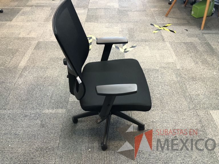 Lote 184 - 5 Sillas ejecutivas con ruedas, descansabrazos, respaldo en malla y asiento en tela color negro - Imagen 3