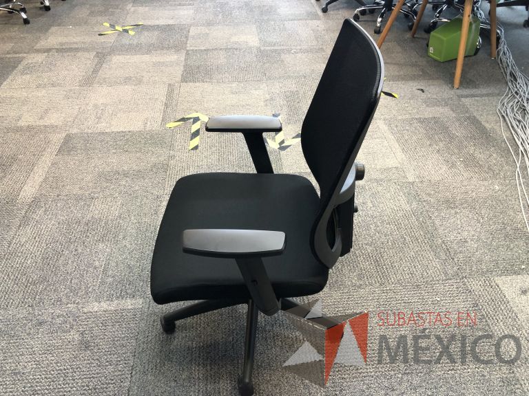 Lote 184 - 5 Sillas ejecutivas con ruedas, descansabrazos, respaldo en malla y asiento en tela color negro - Imagen 2