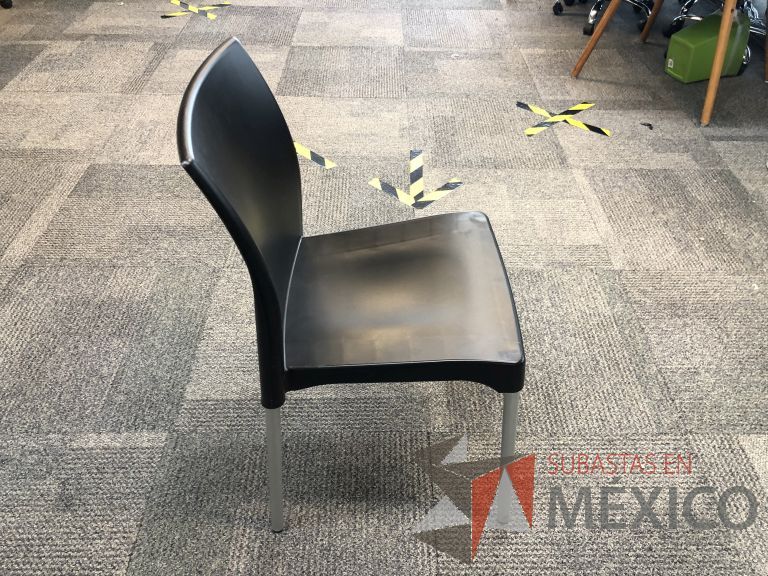 Lote 011 - 5 Sillas fijas, asiento y respaldo en plástico color negro - Imagen 4