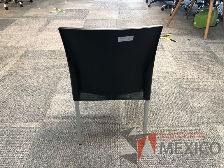 Lote 011 - 5 Sillas fijas, asiento y respaldo en plástico color negro - Imagen 3