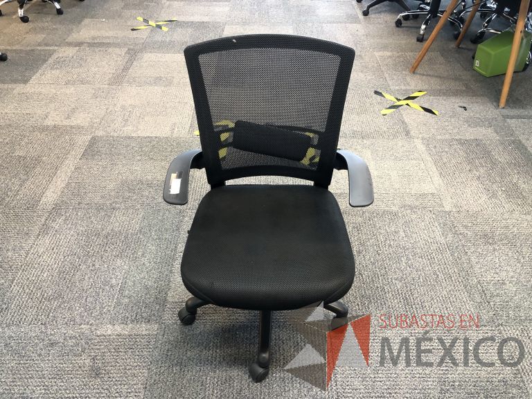 Lote 250 - 10 Sillas ejecutivas con ruedas, descansabrazos, respaldo en malla y asiento en tela color negro