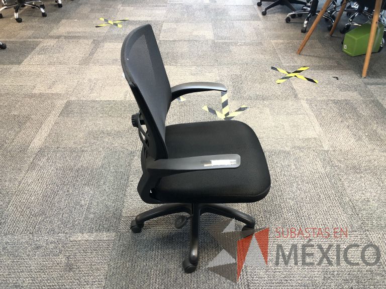 Lote 250 - 10 Sillas ejecutivas con ruedas, descansabrazos, respaldo en malla y asiento en tela color negro - Imagen 3