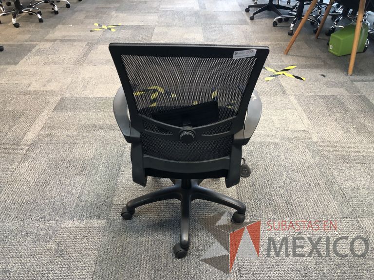 Lote 250 - 10 Sillas ejecutivas con ruedas, descansabrazos, respaldo en malla y asiento en tela color negro - Imagen 5
