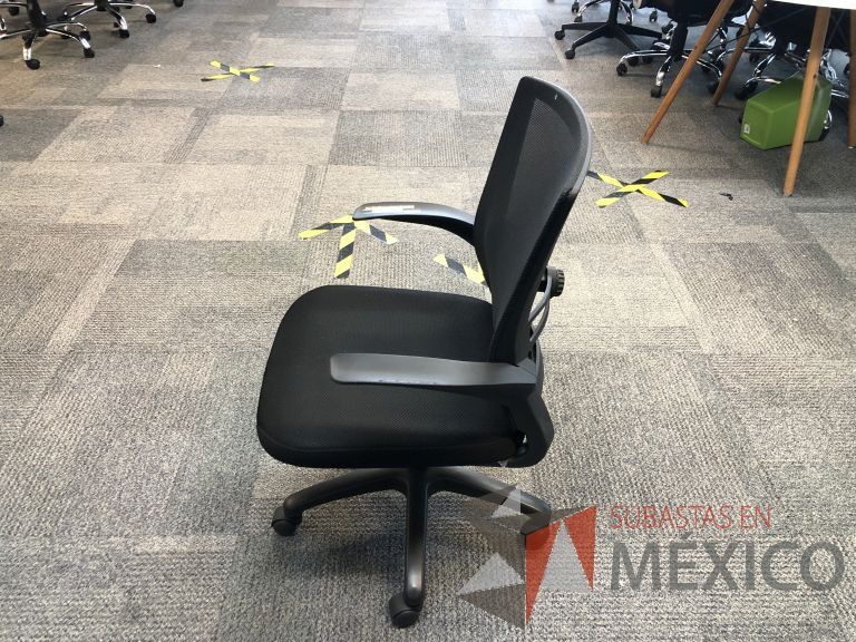 Lote 250 - 10 Sillas ejecutivas con ruedas, descansabrazos, respaldo en malla y asiento en tela color negro - Imagen 2