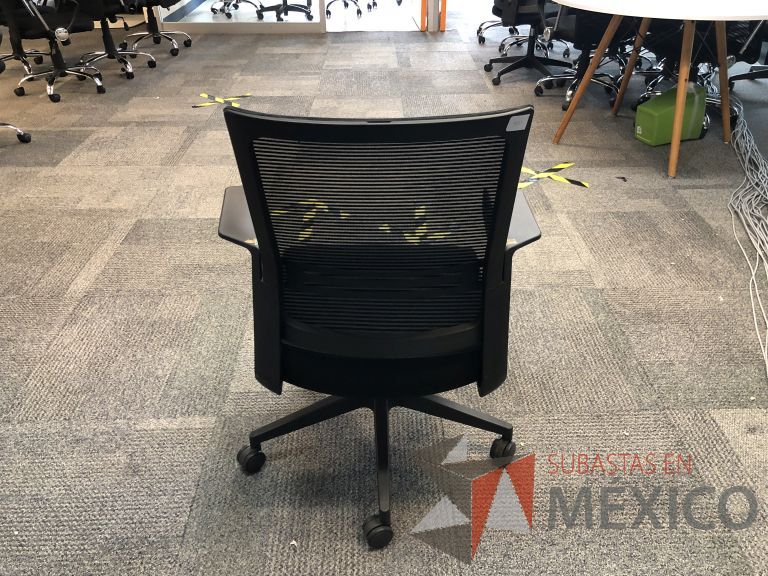 Lote 250 - 10 Sillas ejecutivas con ruedas, descansabrazos, respaldo en malla y asiento en tela color negro - Imagen 7