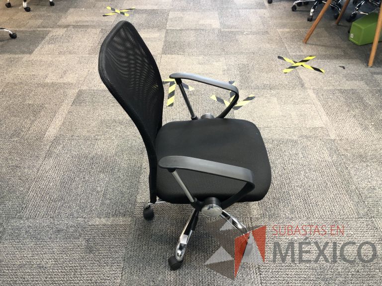 Lote 250 - 10 Sillas ejecutivas con ruedas, descansabrazos, respaldo en malla y asiento en tela color negro - Imagen 13