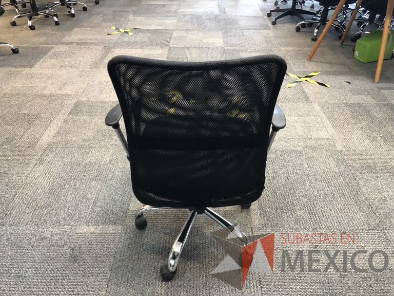 Lote 563 - 9 Sillas ejecutivas con ruedas, descansabrazos, respaldo en malla y asiento en tela color negro - Imagen 6