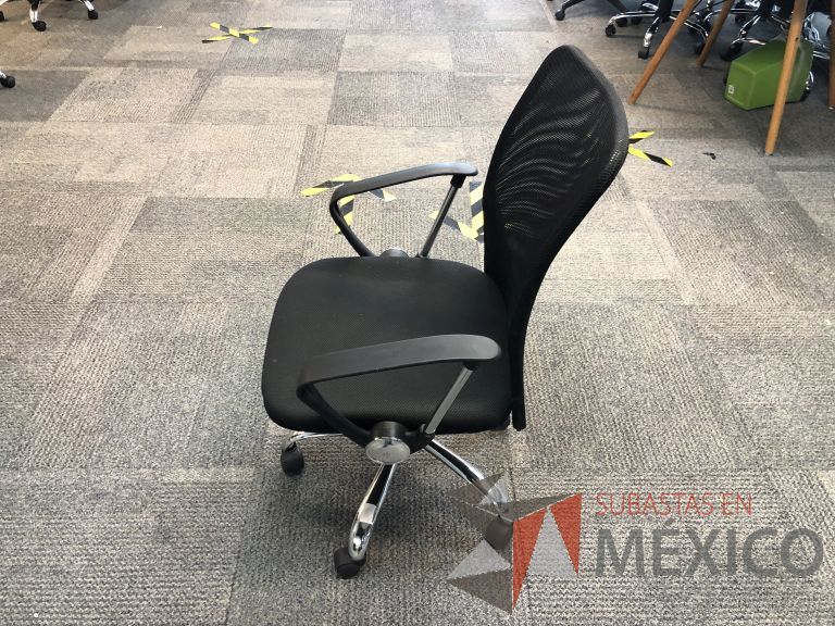 Lote 563 - 9 Sillas ejecutivas con ruedas, descansabrazos, respaldo en malla y asiento en tela color negro - Imagen 5