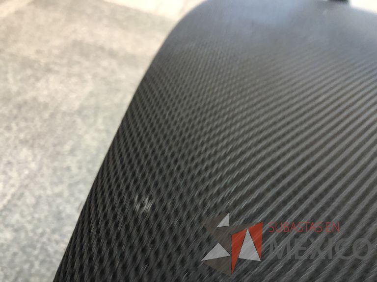 Lote 049 - 2 Sillas ejecutivas negras, con brazos con cromo y patas cromadas - Imagen 2
