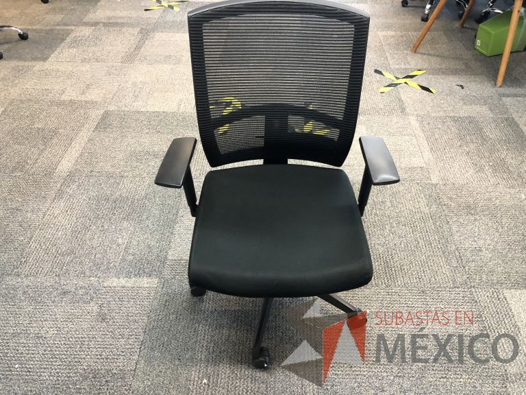 Lote 570 - 10 Sillas ejecutivas con ruedas, descansabrazos, respaldo en malla y asiento en tela color negro