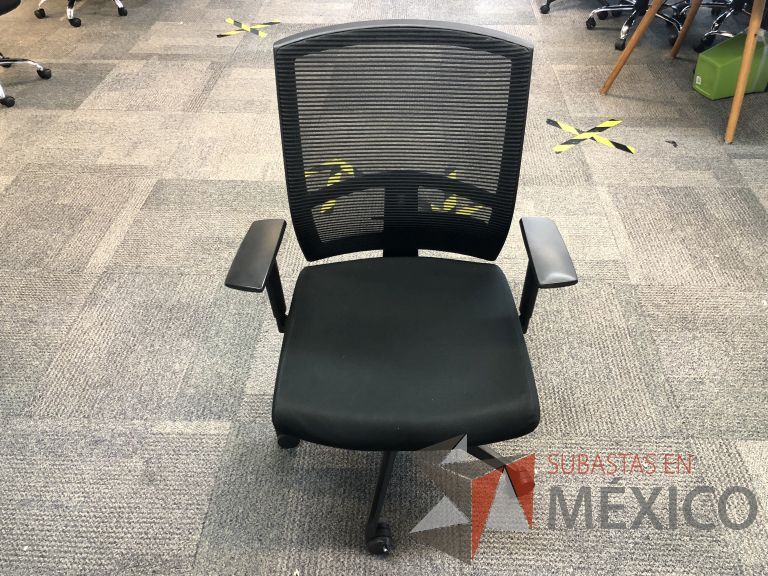 Lote 570 - 10 Sillas ejecutivas con ruedas, descansabrazos, respaldo en malla y asiento en tela color negro - Imagen 2