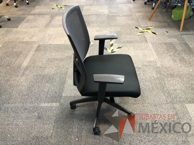 Lote 570 - 10 Sillas ejecutivas con ruedas, descansabrazos, respaldo en malla y asiento en tela color negro - Imagen 3