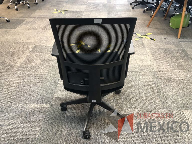 Lote 570 - 10 Sillas ejecutivas con ruedas, descansabrazos, respaldo en malla y asiento en tela color negro - Imagen 5