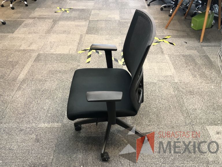 Lote 570 - 10 Sillas ejecutivas con ruedas, descansabrazos, respaldo en malla y asiento en tela color negro - Imagen 4