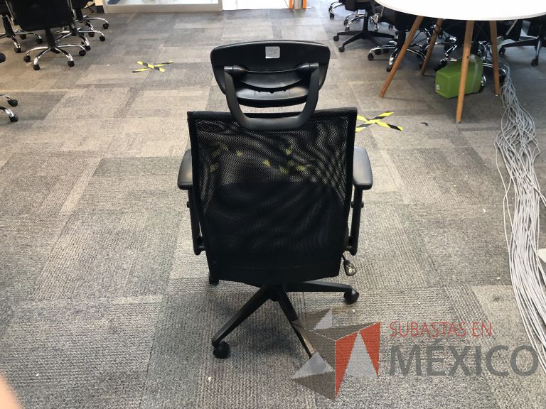 Lote 027 - Silla ejecutiva con ruedas, descansabrazos, respaldo en malla y asiento en tela color negro - Imagen 3