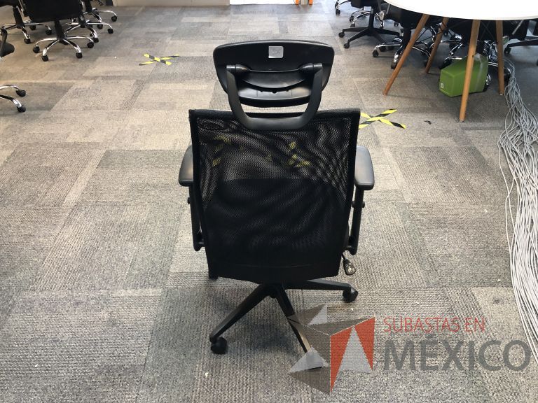 Lote 027 - Silla ejecutiva con ruedas, descansabrazos, respaldo en malla y asiento en tela color negro - Imagen 4