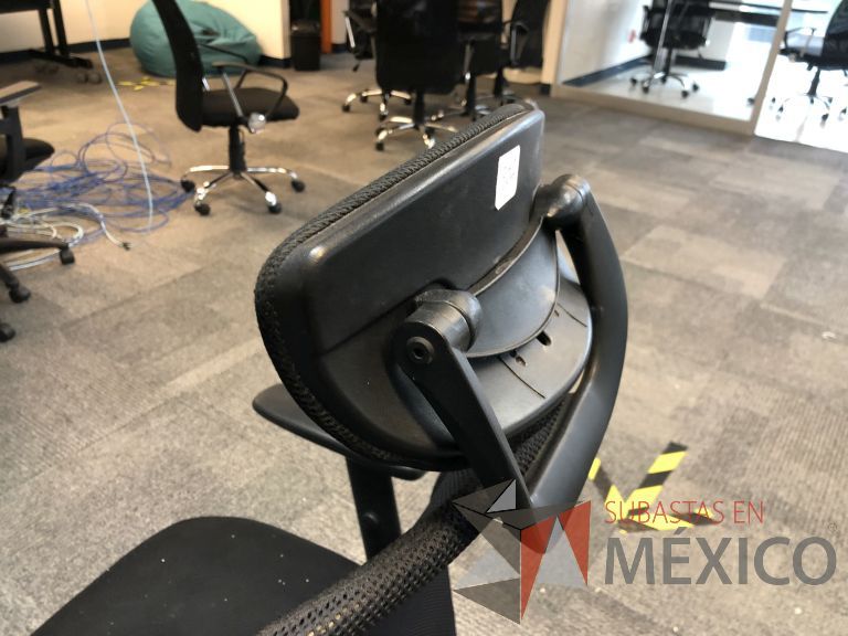 Lote 027 - Silla ejecutiva con ruedas, descansabrazos, respaldo en malla y asiento en tela color negro - Imagen 6