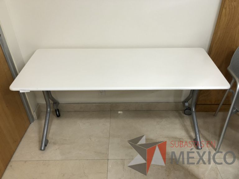 Lote 254 - Mesa de trabajo con patas metálicas con ruedas y cubierta color beige - Imagen 2