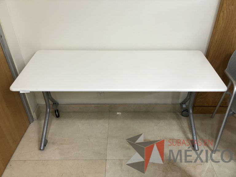 Lote 254 - Mesa de trabajo con patas metálicas con ruedas y cubierta color beige