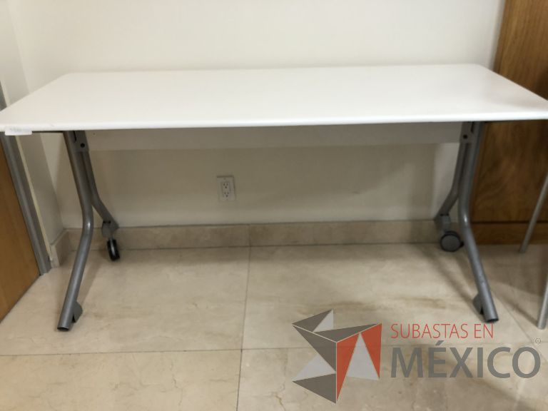 Lote 254 - Mesa de trabajo con patas metálicas con ruedas y cubierta color beige - Imagen 3