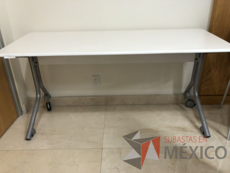 Lote 254 - Mesa de trabajo con patas metálicas con ruedas y cubierta color beige - Imagen 4