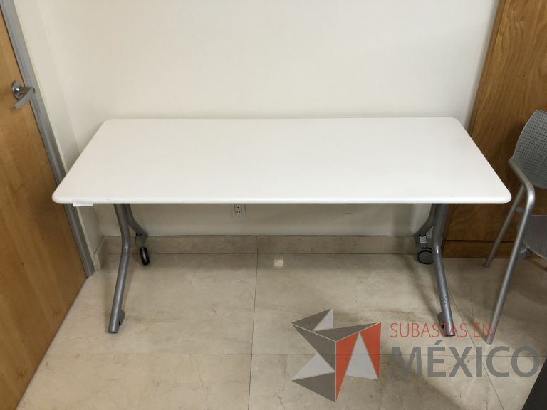 Lote 254 - Mesa de trabajo con patas metálicas con ruedas y cubierta color beige - Imagen 5