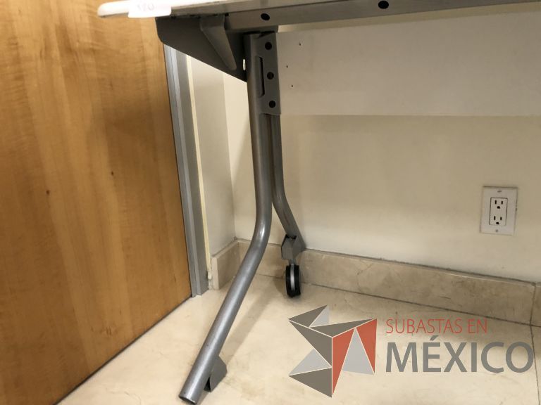 Lote 254 - Mesa de trabajo con patas metálicas con ruedas y cubierta color beige - Imagen 6