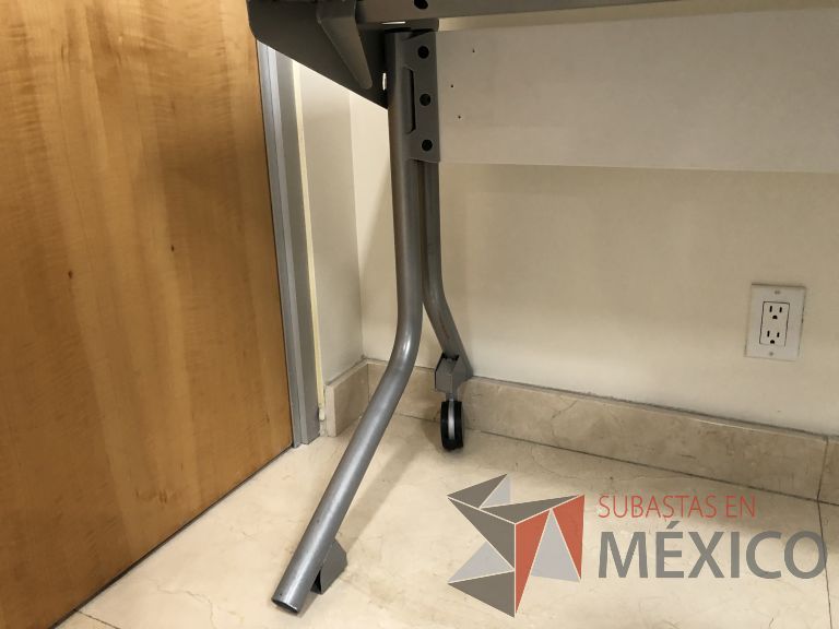 Lote 254 - Mesa de trabajo con patas metálicas con ruedas y cubierta color beige - Imagen 7