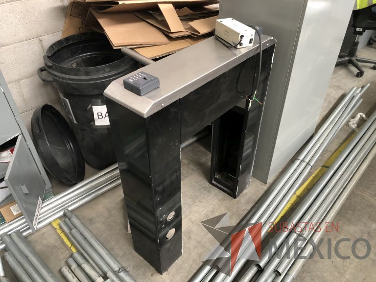 Lote 007 - Torniquete con puerta de bandera de cristal para acceso de discapacitados