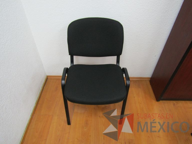 Lote 006 - Silla fija, asiento y respaldo en tela color negro - Imagen 2
