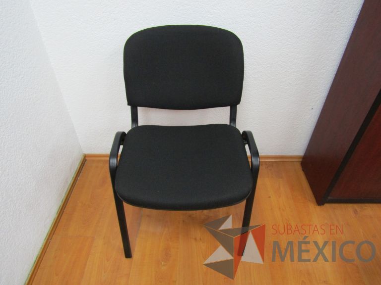 Lote 006 - Silla fija, asiento y respaldo en tela color negro