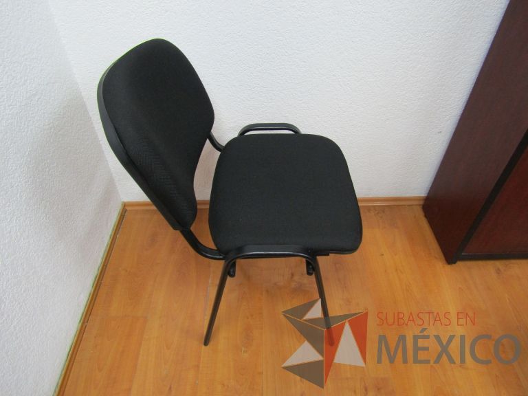 Lote 006 - Silla fija, asiento y respaldo en tela color negro - Imagen 3