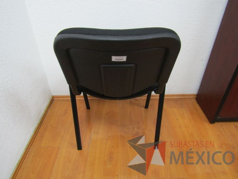 Lote 006 - Silla fija, asiento y respaldo en tela color negro - Imagen 4
